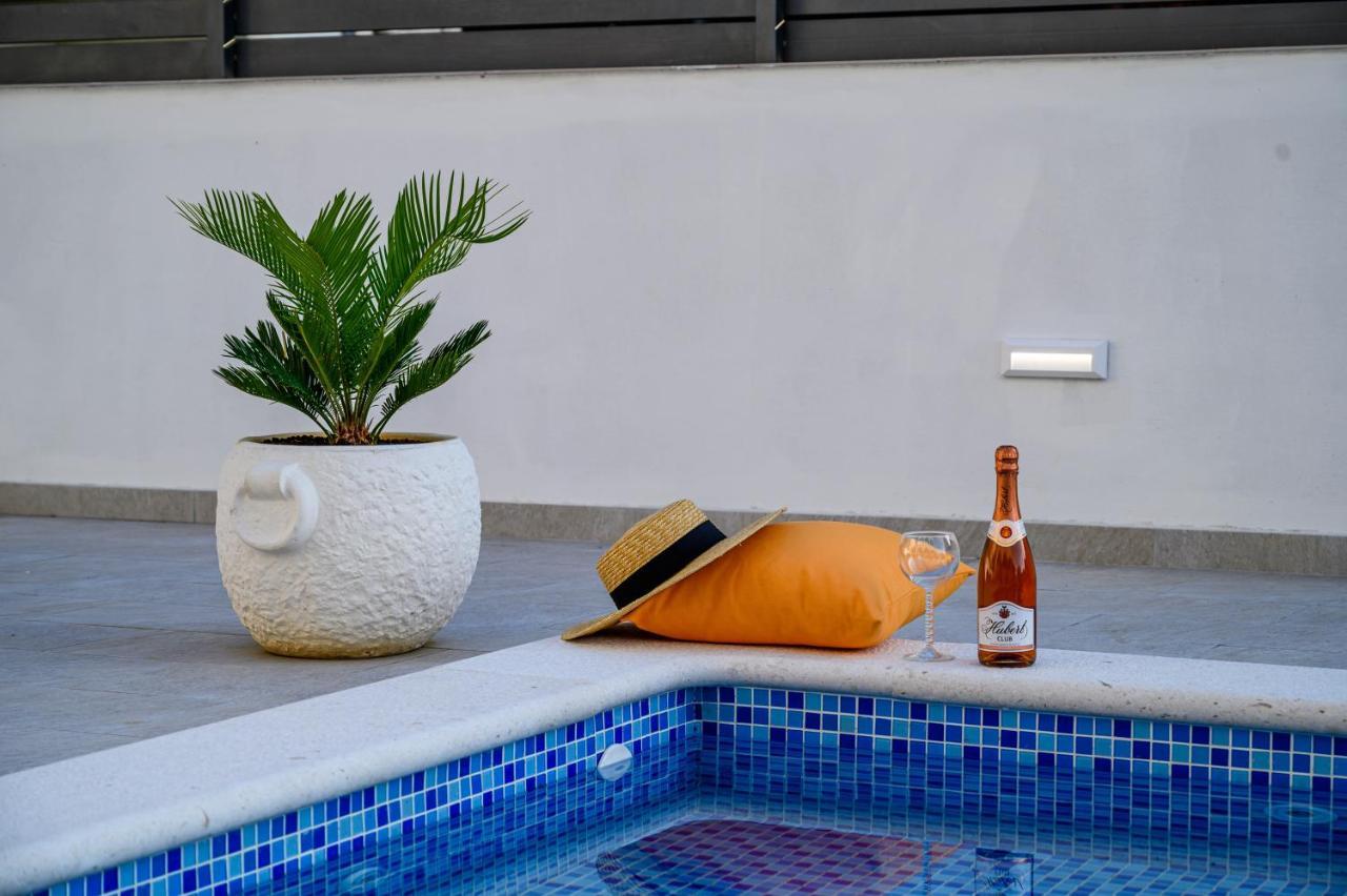 Villa Relax - Beautiful Apartment With Heated Saltwater Pool & Jacuzzi Kastela Ngoại thất bức ảnh