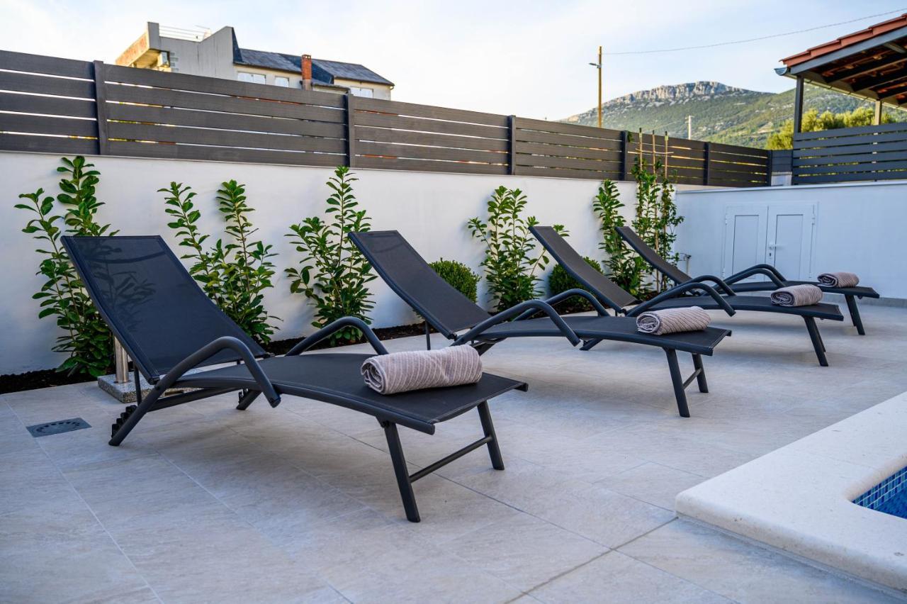 Villa Relax - Beautiful Apartment With Heated Saltwater Pool & Jacuzzi Kastela Ngoại thất bức ảnh