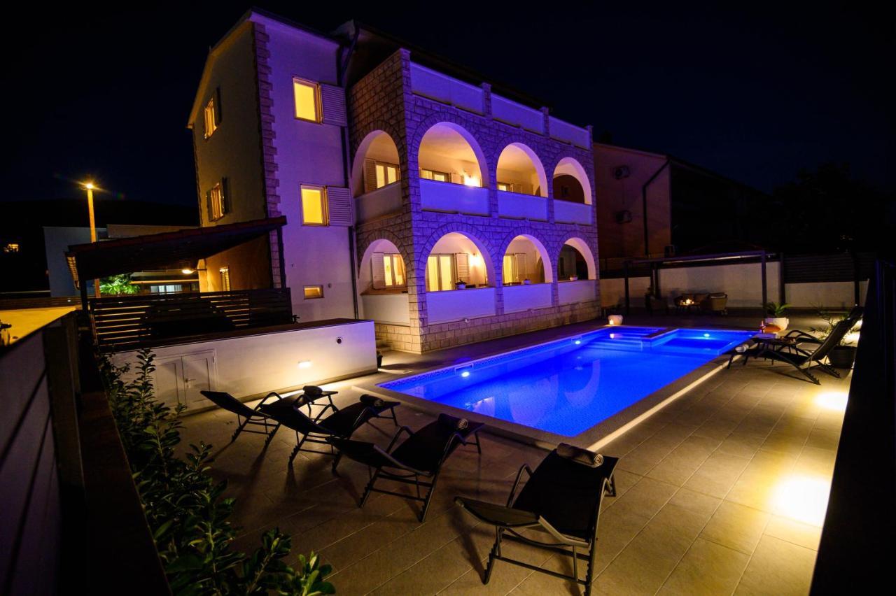 Villa Relax - Beautiful Apartment With Heated Saltwater Pool & Jacuzzi Kastela Ngoại thất bức ảnh