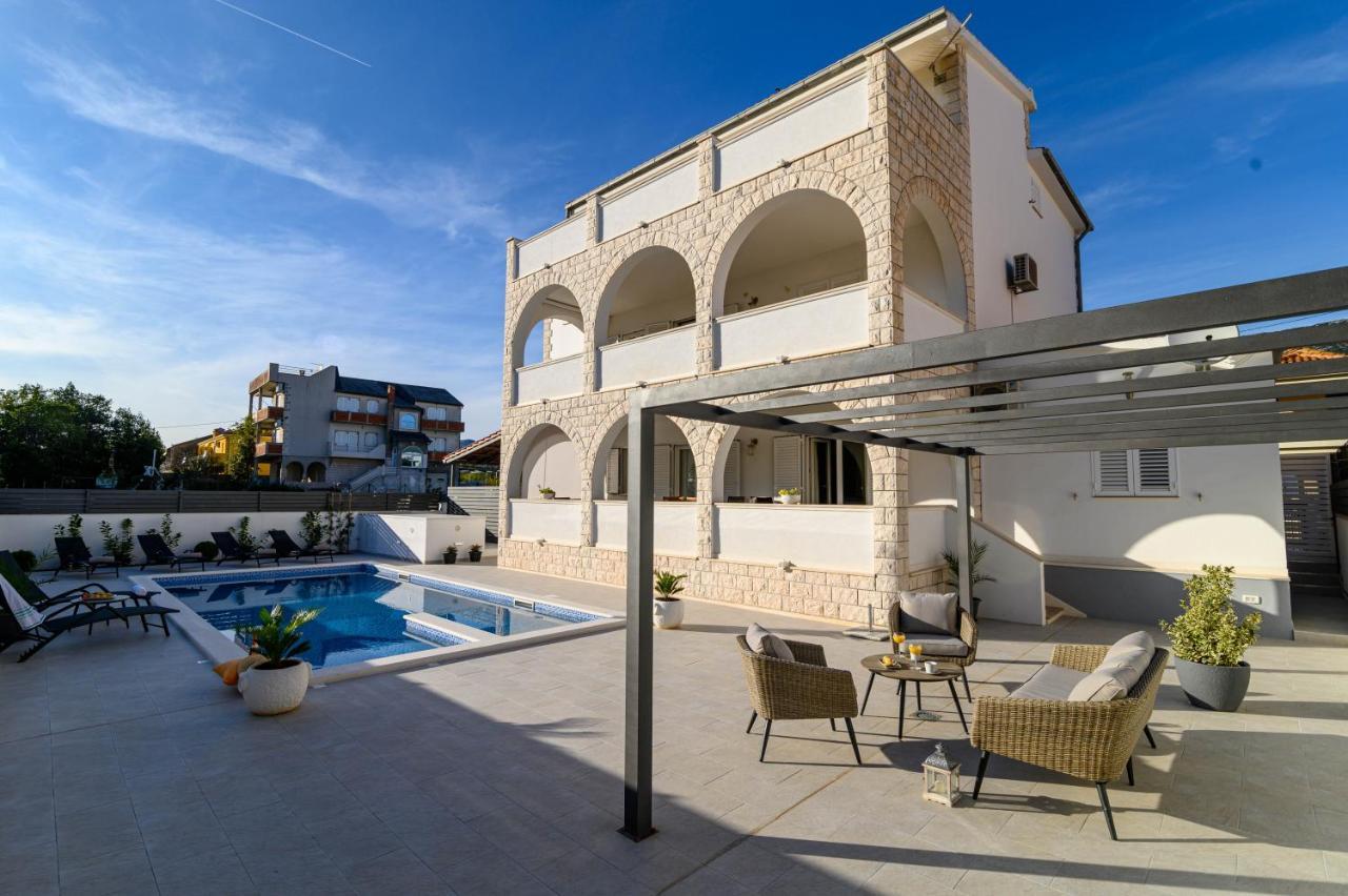 Villa Relax - Beautiful Apartment With Heated Saltwater Pool & Jacuzzi Kastela Ngoại thất bức ảnh