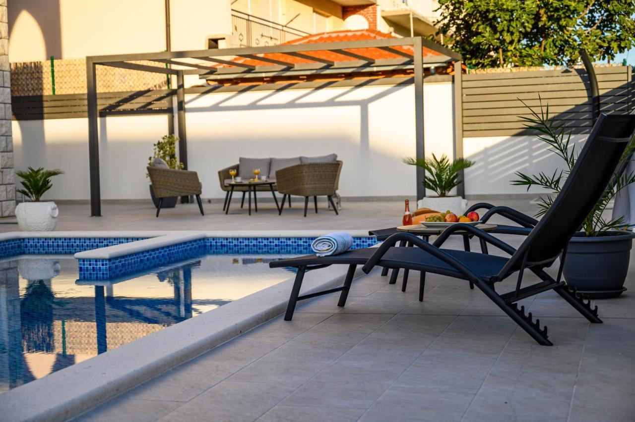 Villa Relax - Beautiful Apartment With Heated Saltwater Pool & Jacuzzi Kastela Ngoại thất bức ảnh