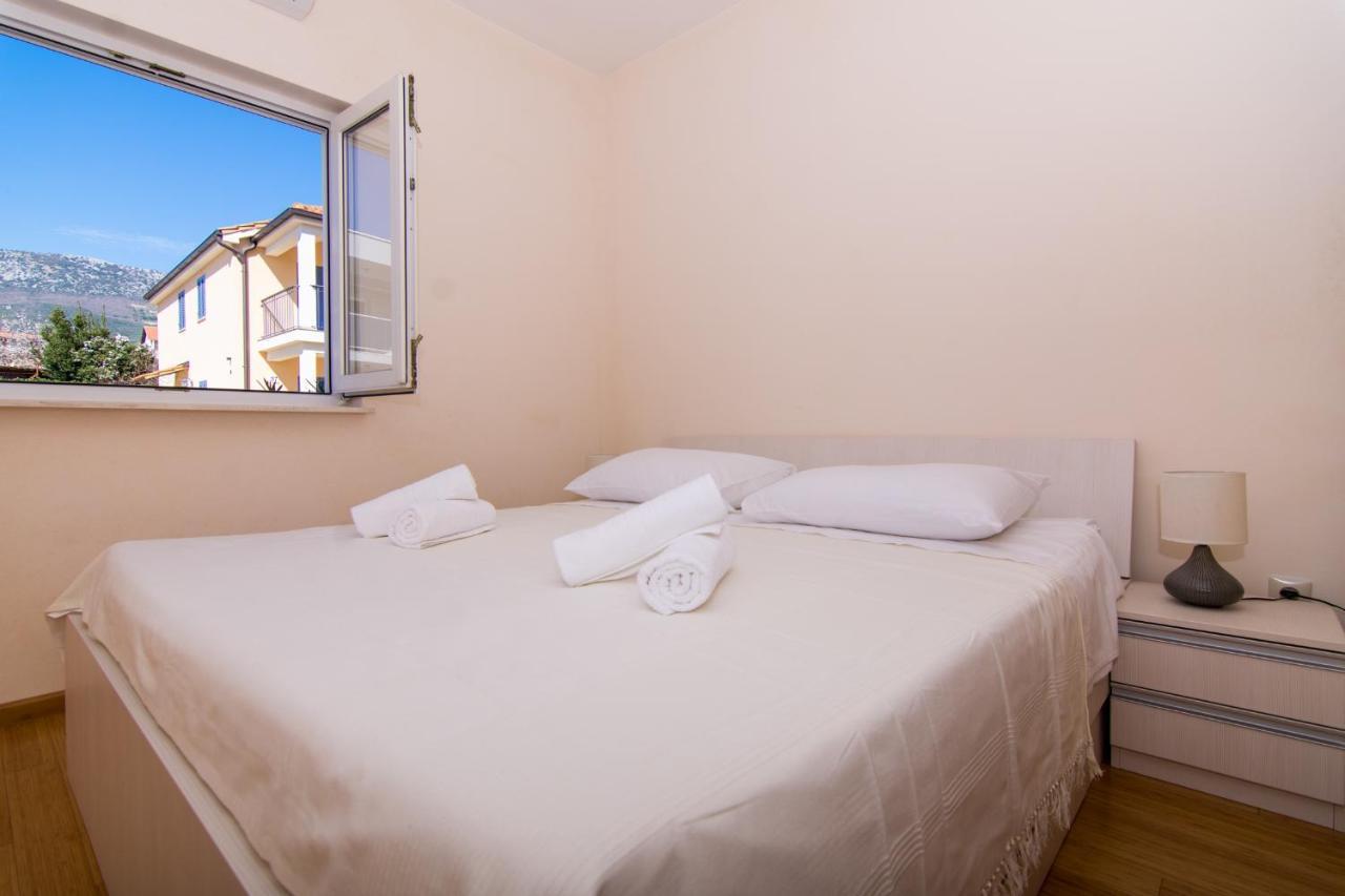 Villa Relax - Beautiful Apartment With Heated Saltwater Pool & Jacuzzi Kastela Ngoại thất bức ảnh