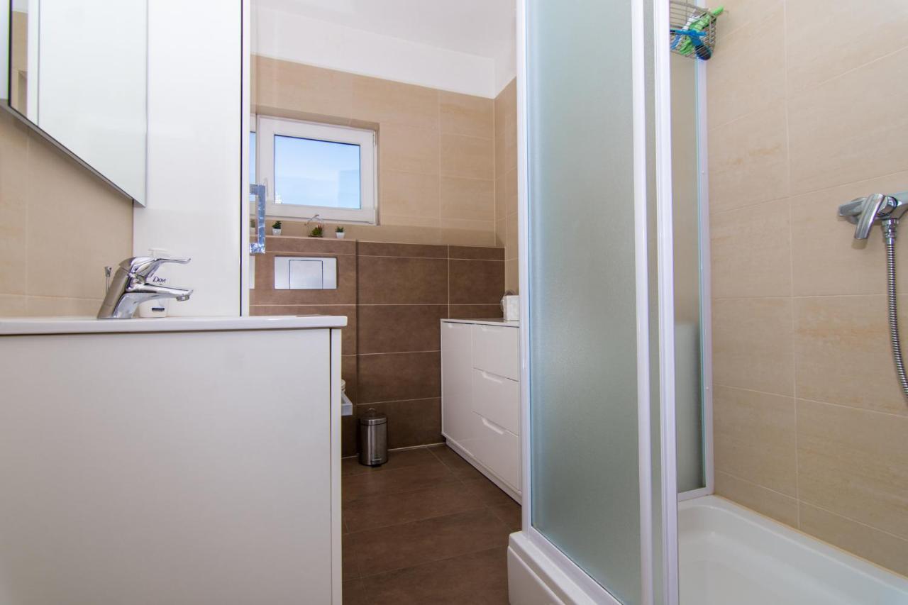 Villa Relax - Beautiful Apartment With Heated Saltwater Pool & Jacuzzi Kastela Ngoại thất bức ảnh