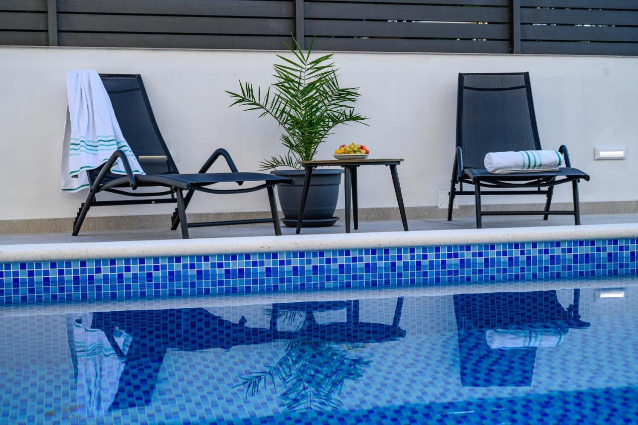 Villa Relax - Beautiful Apartment With Heated Saltwater Pool & Jacuzzi Kastela Ngoại thất bức ảnh