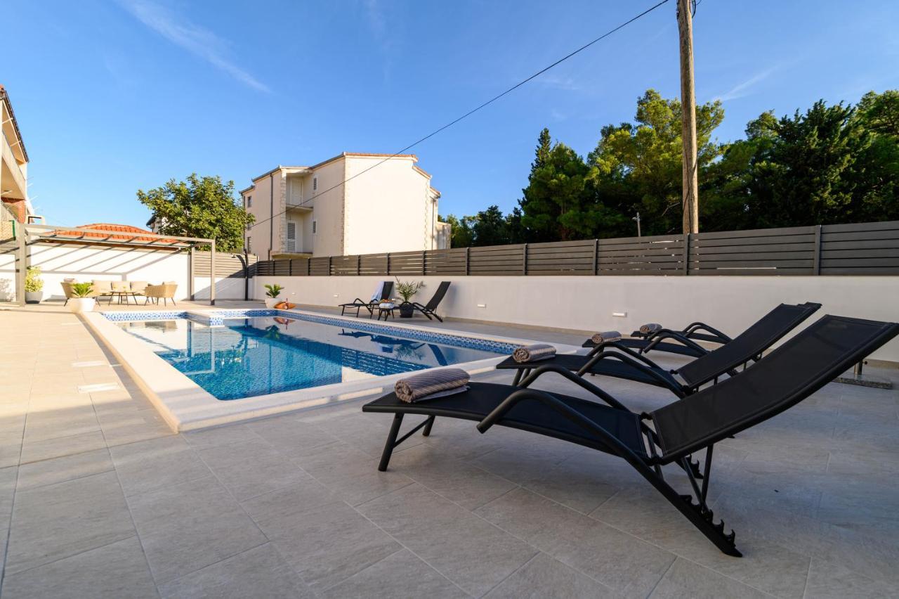 Villa Relax - Beautiful Apartment With Heated Saltwater Pool & Jacuzzi Kastela Ngoại thất bức ảnh