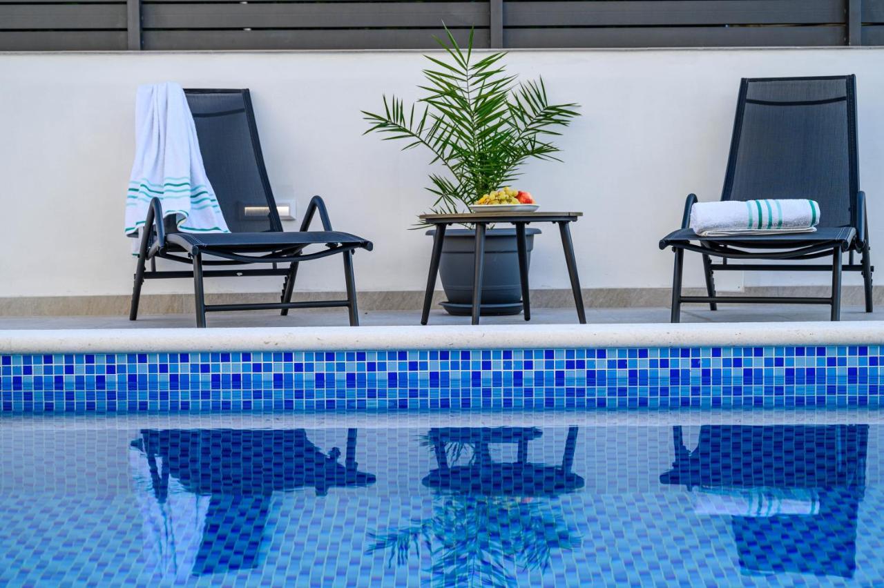 Villa Relax - Beautiful Apartment With Heated Saltwater Pool & Jacuzzi Kastela Ngoại thất bức ảnh