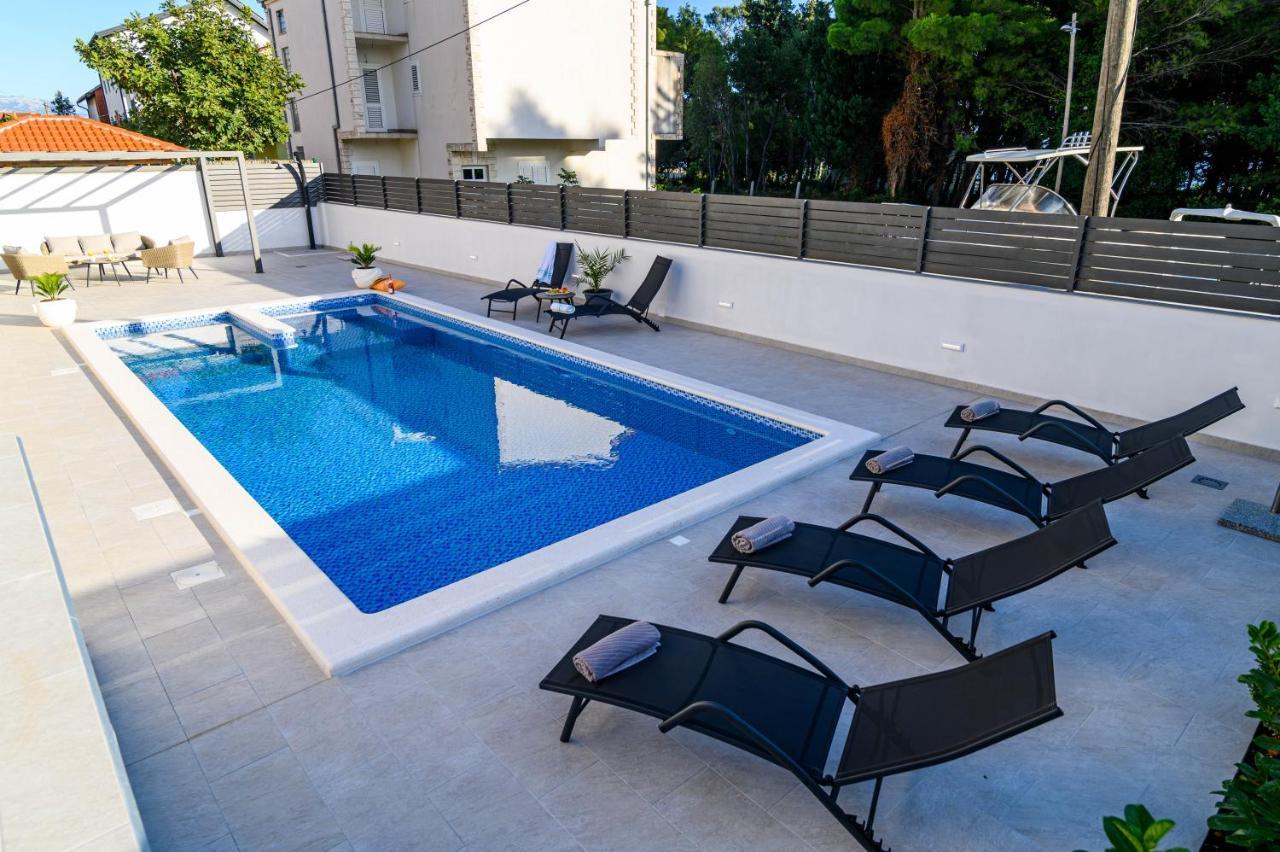 Villa Relax - Beautiful Apartment With Heated Saltwater Pool & Jacuzzi Kastela Ngoại thất bức ảnh