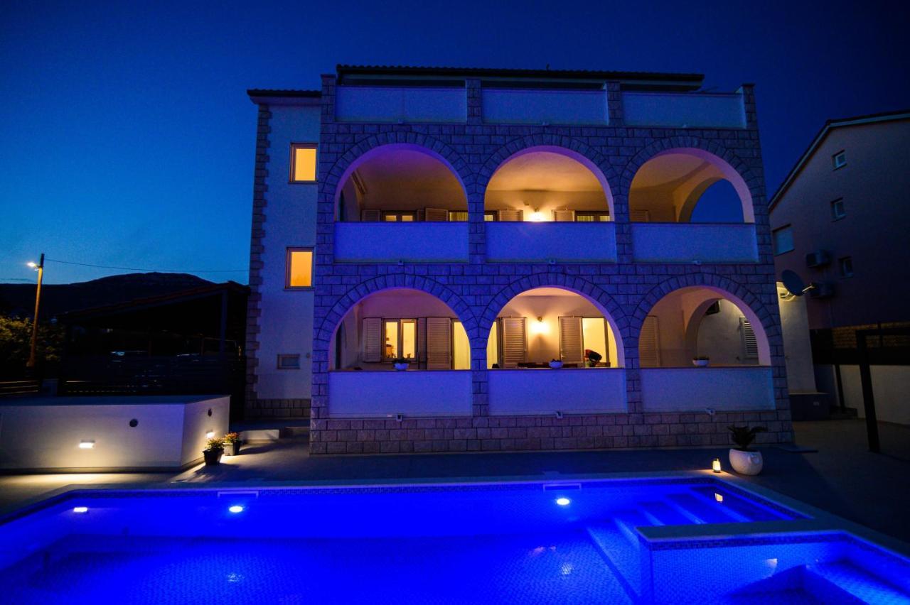 Villa Relax - Beautiful Apartment With Heated Saltwater Pool & Jacuzzi Kastela Ngoại thất bức ảnh