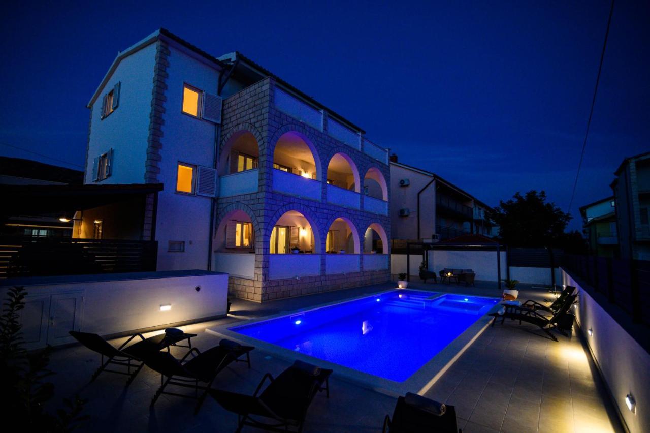 Villa Relax - Beautiful Apartment With Heated Saltwater Pool & Jacuzzi Kastela Ngoại thất bức ảnh