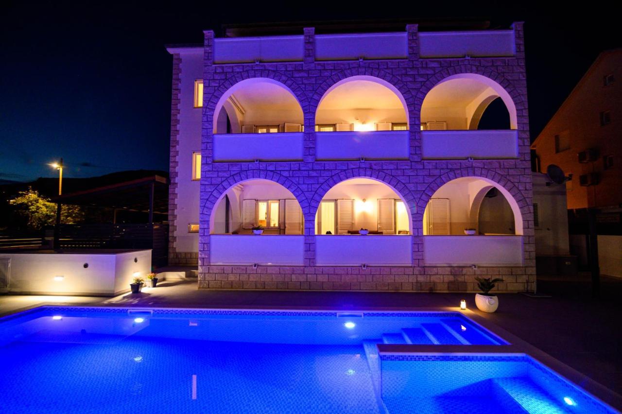 Villa Relax - Beautiful Apartment With Heated Saltwater Pool & Jacuzzi Kastela Ngoại thất bức ảnh
