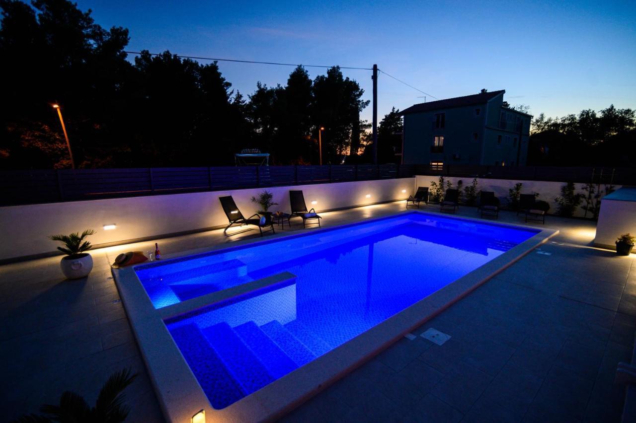 Villa Relax - Beautiful Apartment With Heated Saltwater Pool & Jacuzzi Kastela Ngoại thất bức ảnh
