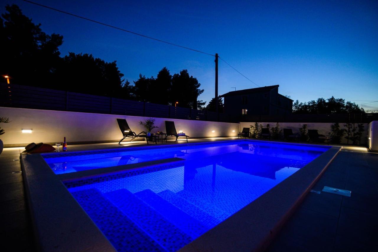 Villa Relax - Beautiful Apartment With Heated Saltwater Pool & Jacuzzi Kastela Ngoại thất bức ảnh